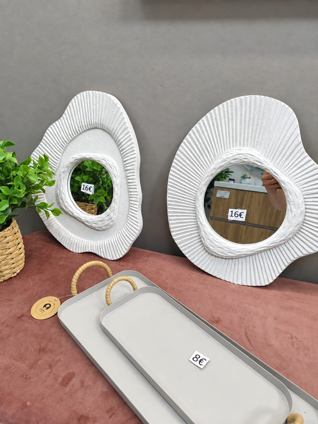 Set de 2 espejos decorativos blancos de MDF · 35 × 30 cm - Imagen 2