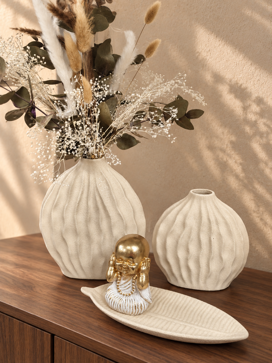 Set de 2 jarrones decorativos beige con relieve ondulado - Imagen 3