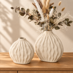 Set de 2 jarrones decorativos beige con relieve ondulado